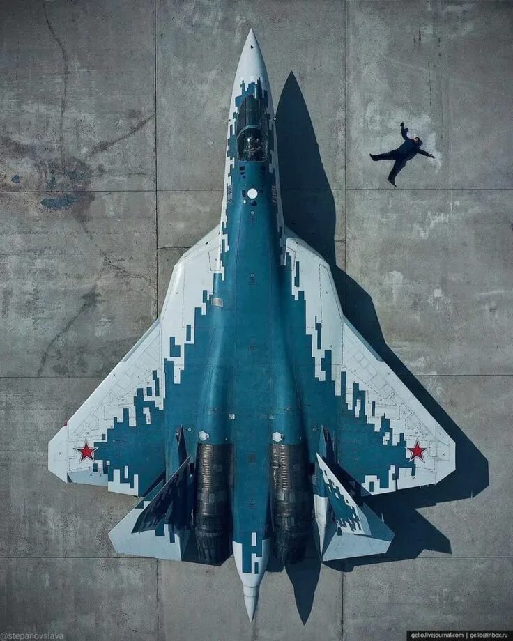 Поколение истребителей су. Российский истребитель пятого поколения Су-57. Су-57 реактивный самолёт. Самолёт 5 поколения Су 57. Су-57 двухдвигательный реактивный самолёт.