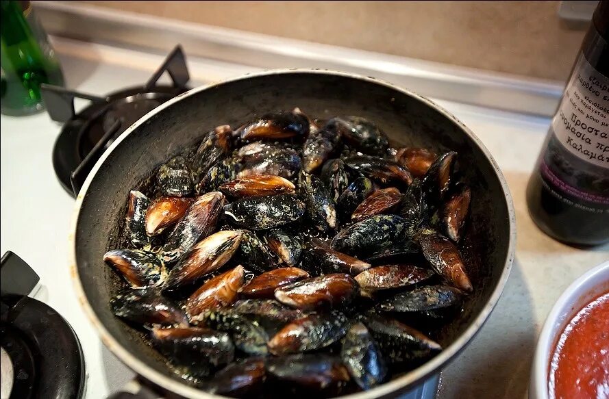 пожарить очищенные мидии. мидии рапаны устрицы. пожарить очищенные мидии. мидии в соевом соусе. мидии на сковородке.