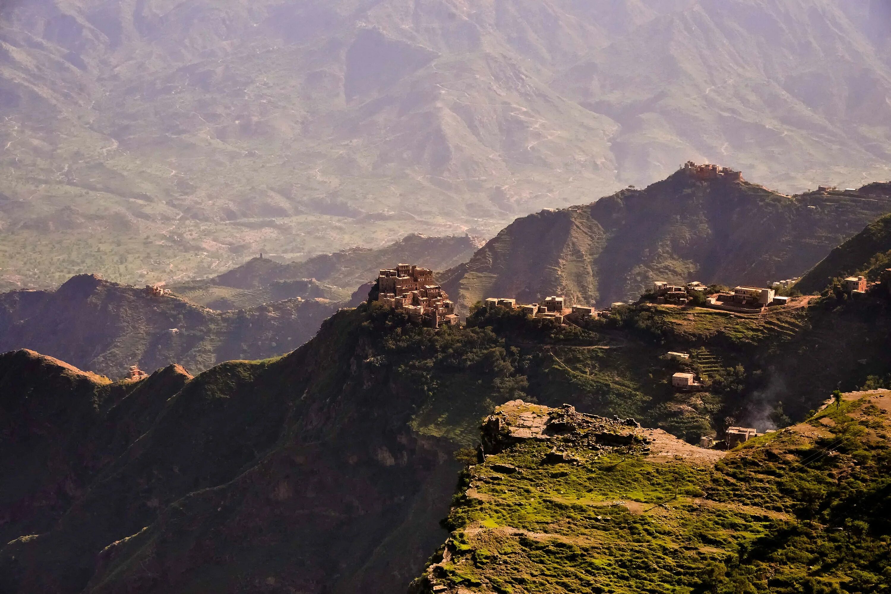 Йемен город хараз. Гора шакруф йемен. Йемен на скале. Йемен хараз. Плато в йемене.