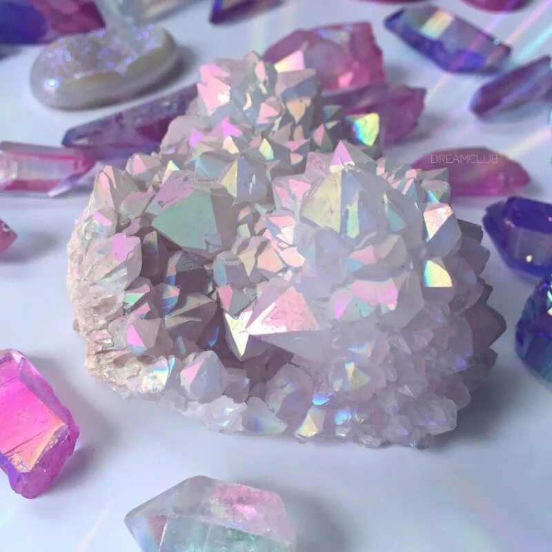 Радужный кварц минерал. Кварц Радужный Кристалл. Rainbow Quartz камень. САМОЦВЕТ Радужный кварц.
