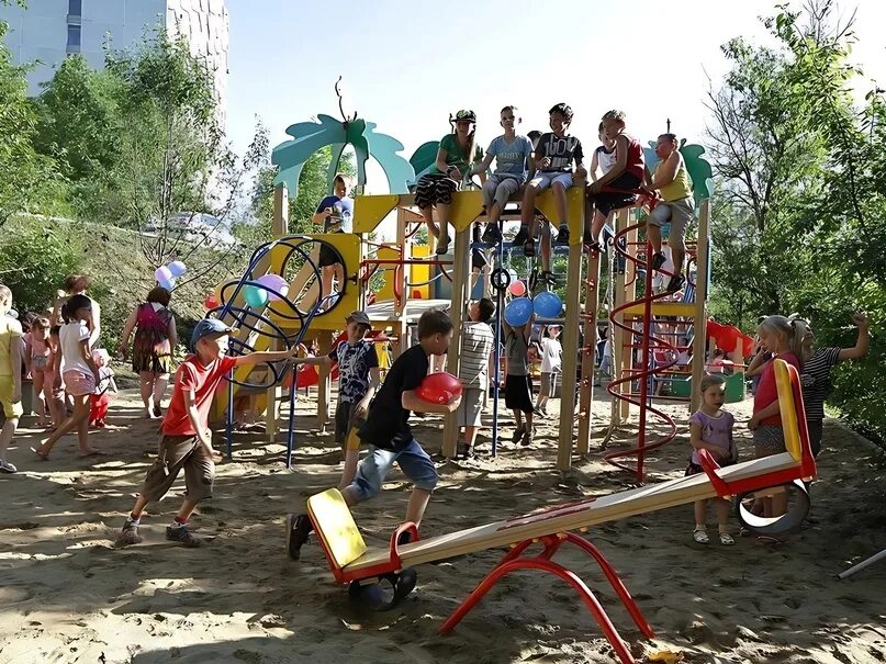 Детские площадки можно ли гулять. Детские летние площадки. Дети на детской площадке. Детская площадка во дворе. Лето детская площадка.