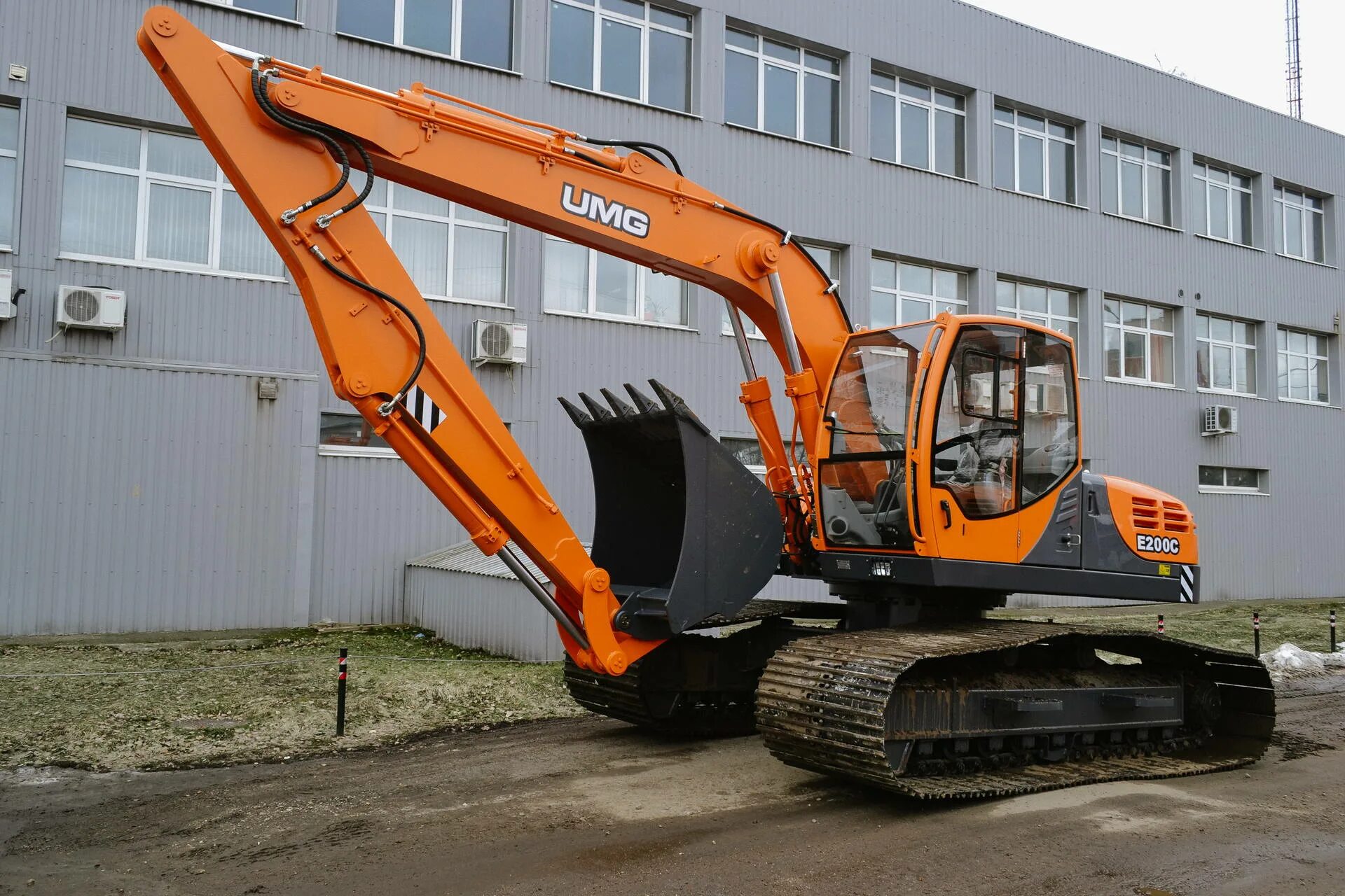 Гусеничные экскаваторы umg. Экскаватор umg e200c. e180c umg. экскаватор эксмаш e200c (гусеничный). umg 200 экскаватор.