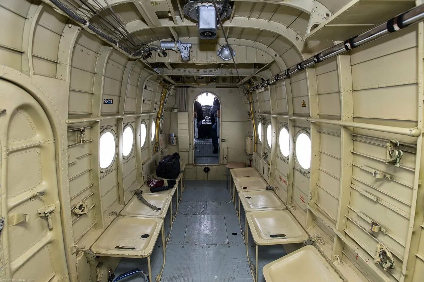 Самолет ан внутри. Ан-2 грузовая кабина. ан 2 кабина салон. ан 2 салон самолета. кукурузник ан-2 салон.