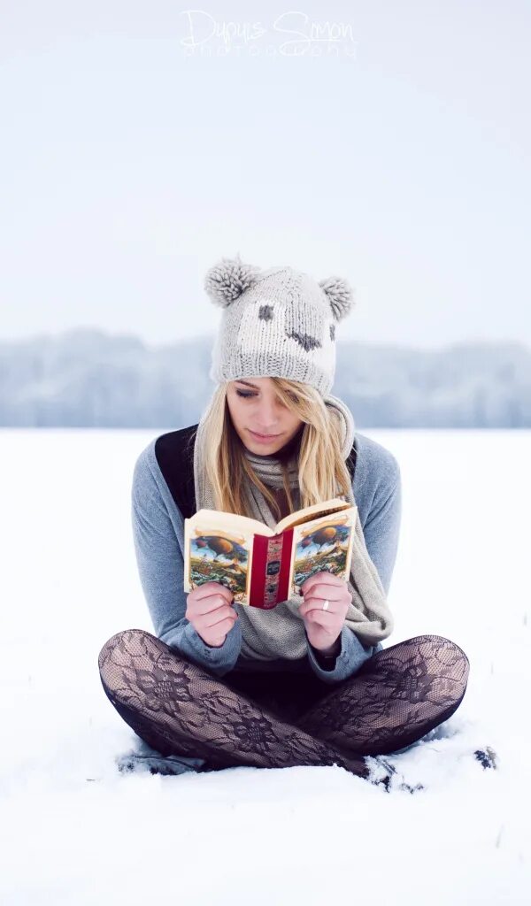 Иванов зимняя девочка книга. Уютная девушка. Открытка зимняя. Девушка с книгой. Сергей анатольевич иванов зимняя девочка.