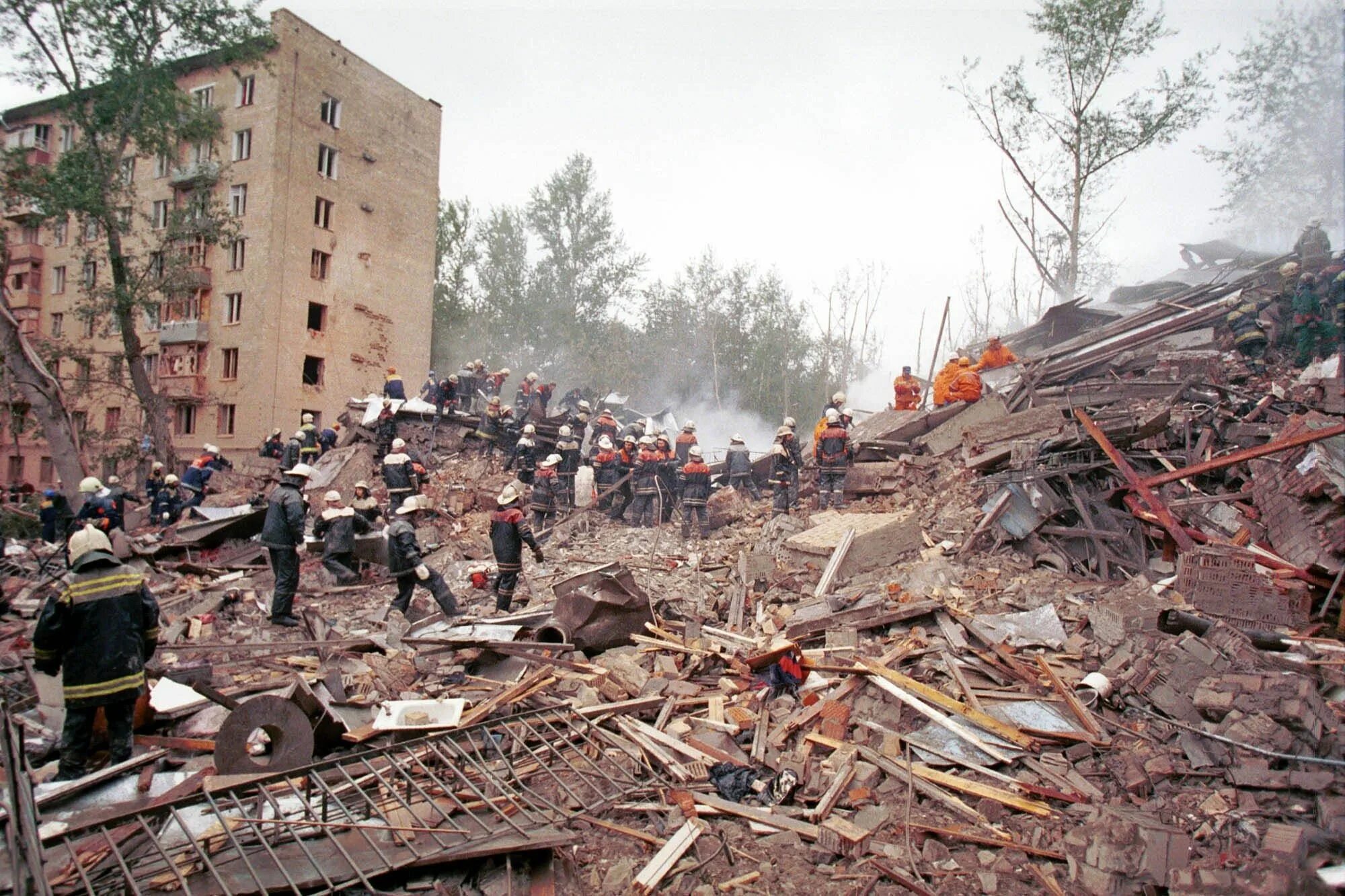 Ужасный теракт в москве. Взрывы на каширке и Гурьянова 1999. Взрыв на улице Гурьянова и на Каширском шоссе. Взрывы в Москве в 1999 Каширское шоссе и Гурьянова домов. Москва улица Гурьянова 1999.