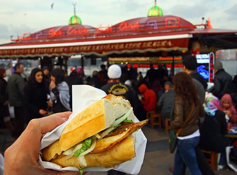 Балык экмек Турция. Balik Ekmek Стамбул. Балык экмек в Стамбуле на набережной. Турецкий бутерброд балык-экмек.