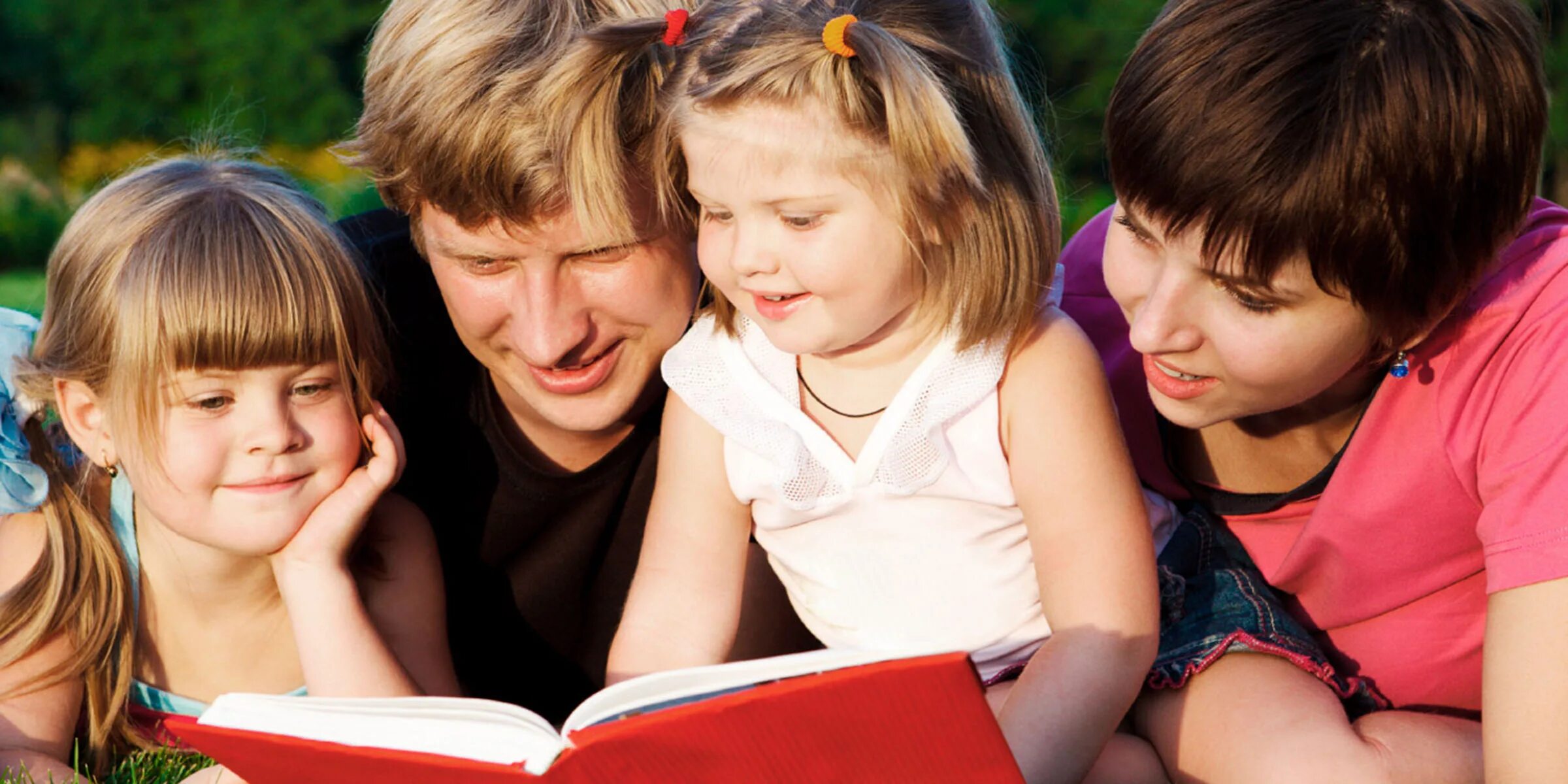Родители и дети в саду. Семья чтение для дошкольников. Чтение детей с родителями. Родители с детьми на природе. Читаем без родителей