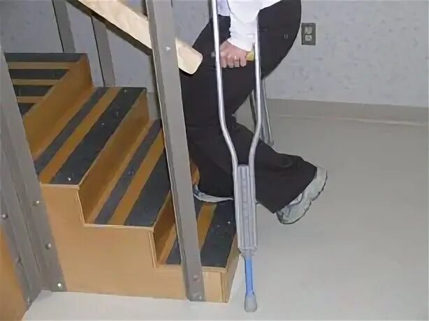 Как подниматься по лестнице после эндопротезирования. Ходить по лестнице на костылях. Ходьба на костылях по лестнице. Спуск по лестнице на костылях. Подъем по лестнице на костылях.