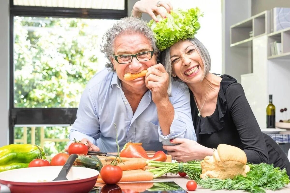 Здоровое питание для пожилых. Правильное питание для пожилых. Здоровая пища для пожилых. Здоровые пожилые люди.
