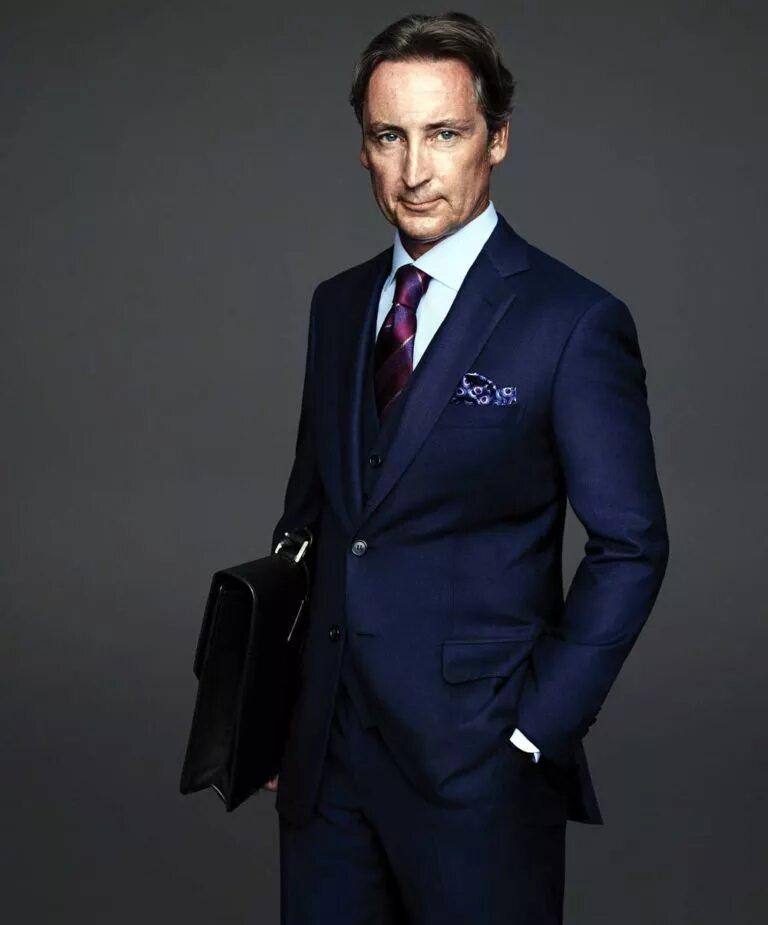 Самый строгий человек. Джерард батлер хранители. Мужчина в костюме. Мужчина в костюме. Американский жиголо костюмы от армани.