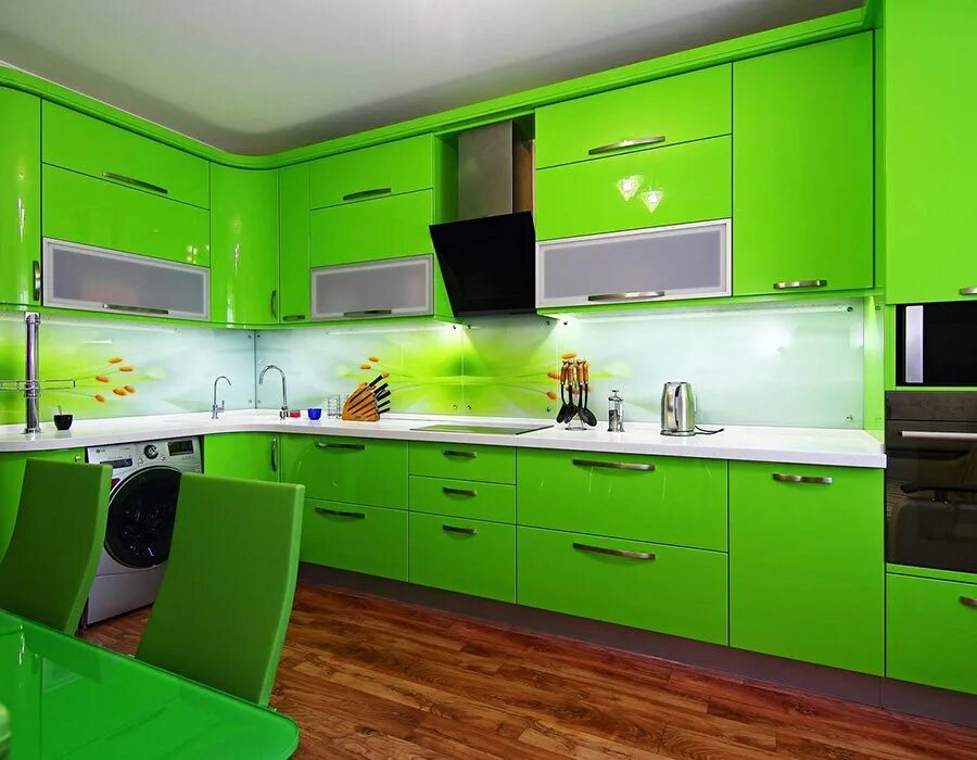 Кухня слонового цвета. Кухни салатовые. Кухня зеленого цвета. Кухня силк изумрудный. Яркий кухонный гарнитур.