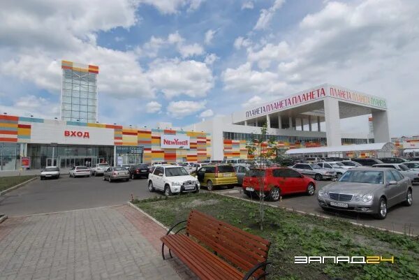 Площадь трц планета. Красноярск планета торговый центр. тц планета красноярск площадь. красноярск тарговийцентр планета.