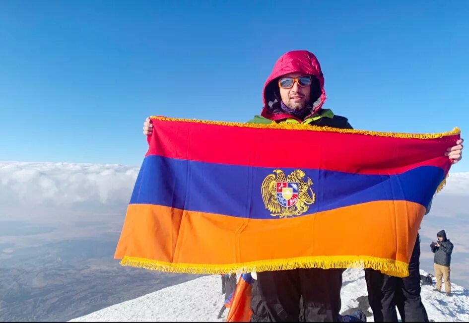 Армянская инициатива. Флаг Армении с горой Арарат. Гора Арарат с армянским флагом. Армянский флаг. Армянский флаг с Араратом.