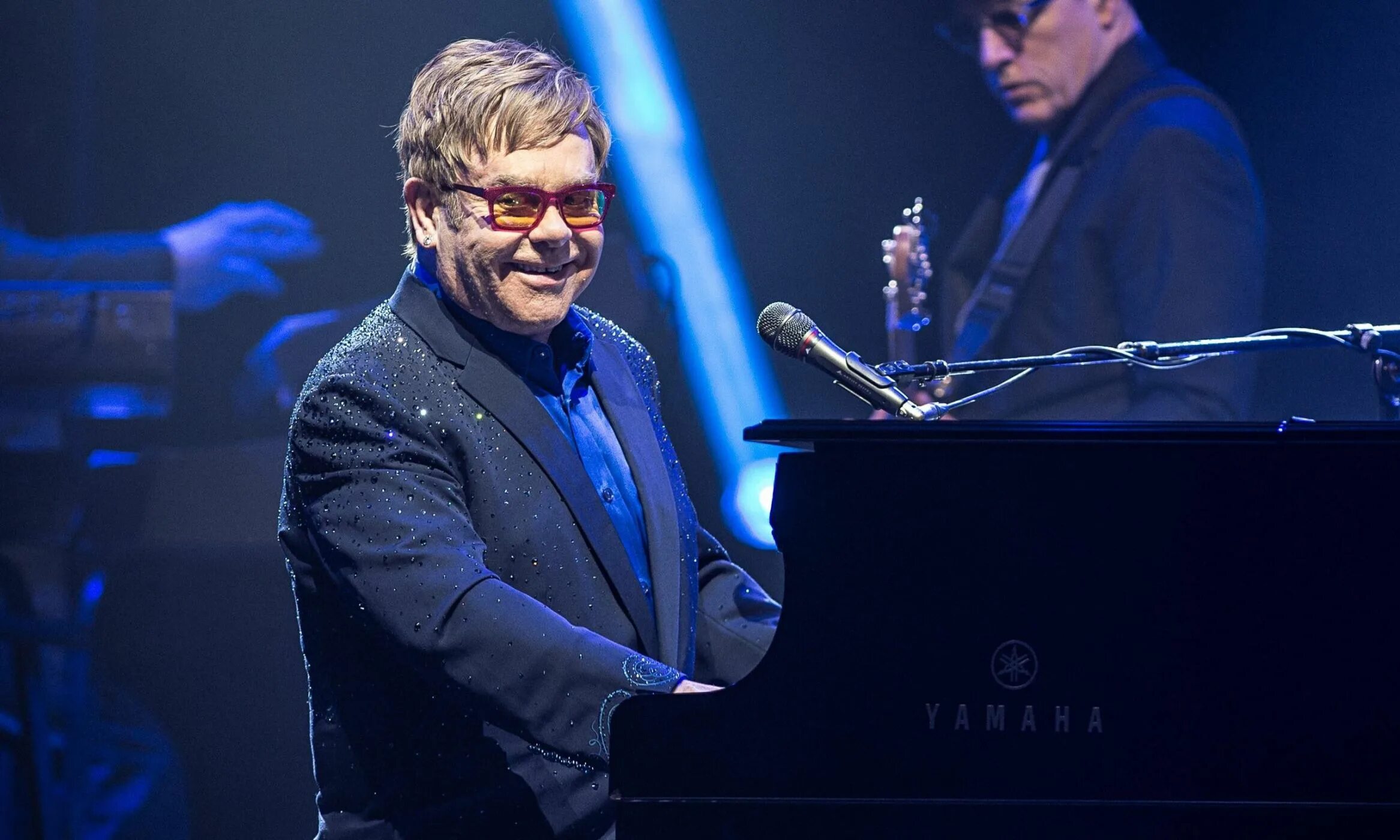 Elton john rock. Элтон Джон. Элтон Джон рояль. Элтон Джон за пианино. Элтон Джон за роялем.