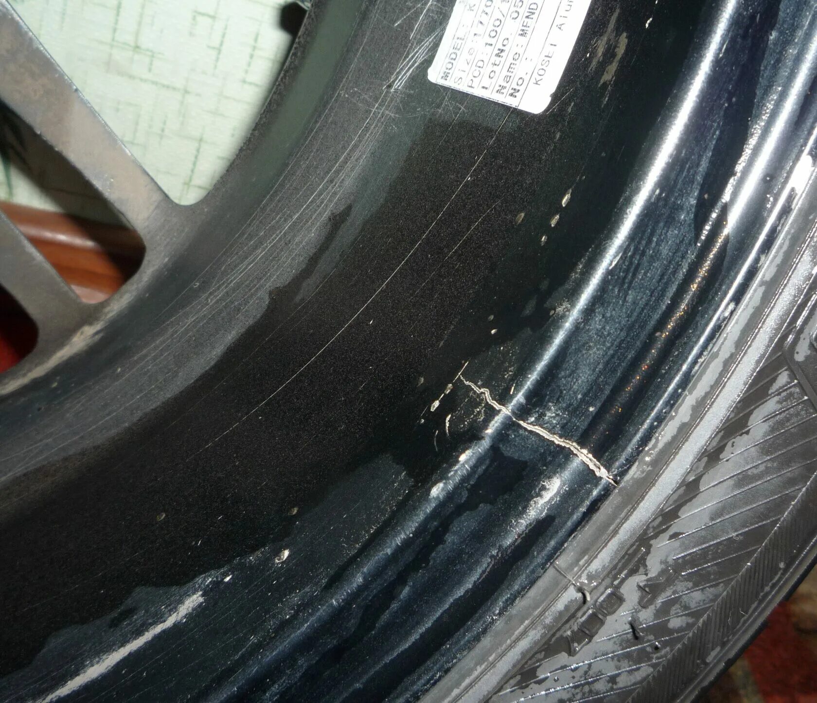Резина Dunlop a520. Трещина на диске колеса. Микротрещина на диске колеса.