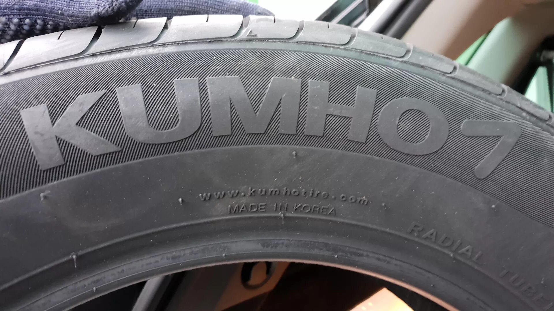 Шины kumho тест. KH 205/60 r16 ta31. Резина Кумхо направление движения. Всесезонная резина Kumho 1001. Kumho Ecowing es01 направление вращения.