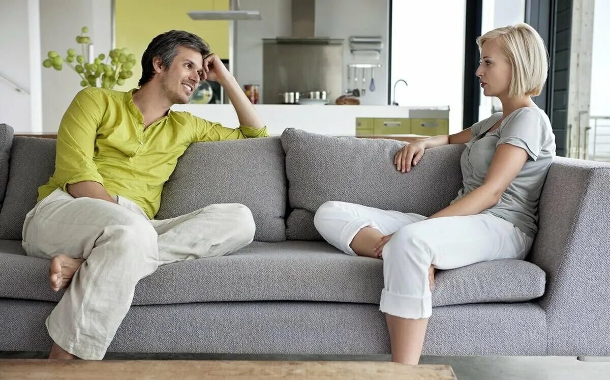 Мужчина и женщина на диване. Человек на диване. Мужчина и женщина сидят на диване. Женщина на диване. Communication first