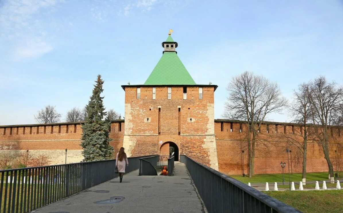 Стена кремля нижний новгород. Кремлевская стена Нижний Новгород. Нижний Новгород башня Кремля Нижний 800. Стена Нижегородского Кремля. Никольская башня Кремля Нижний Новгород.