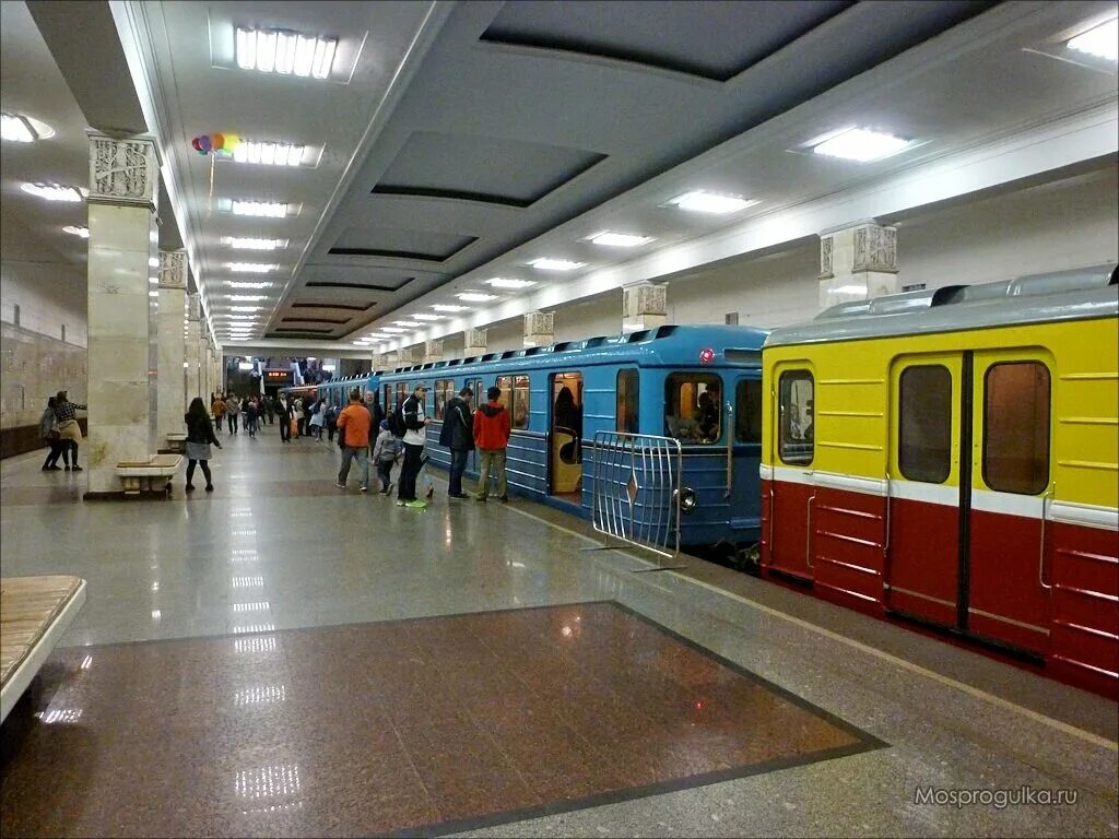 Метро партизанск. Партизанская (станция метро, москва). станция метро партизанская. станция партизанская москва. выставка вагонов метро на партизанской.