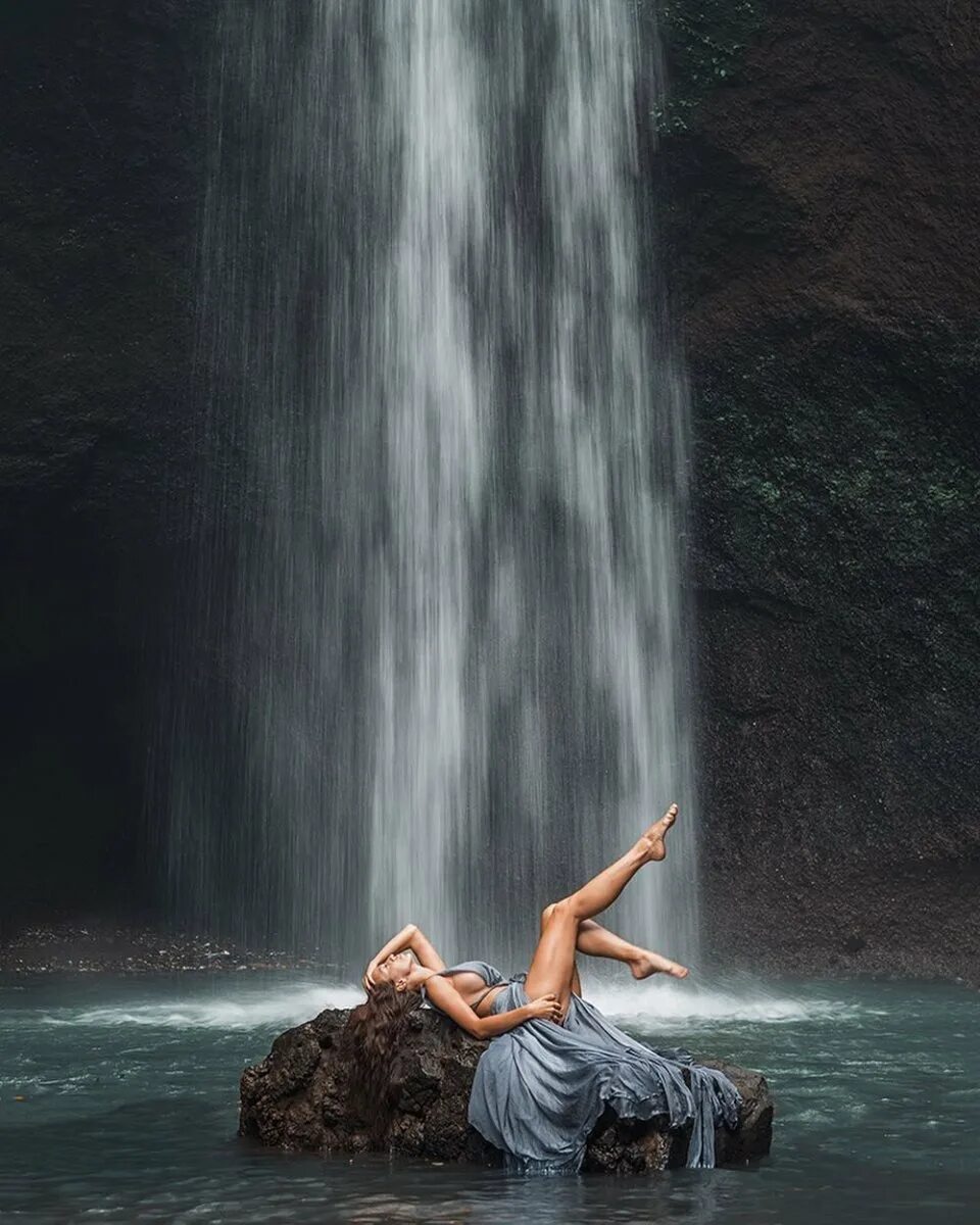 Девушка пода. Девушка у водопада. Фотосессия у водопада. Девушка под водопадом. Фотосессия возле водопада.