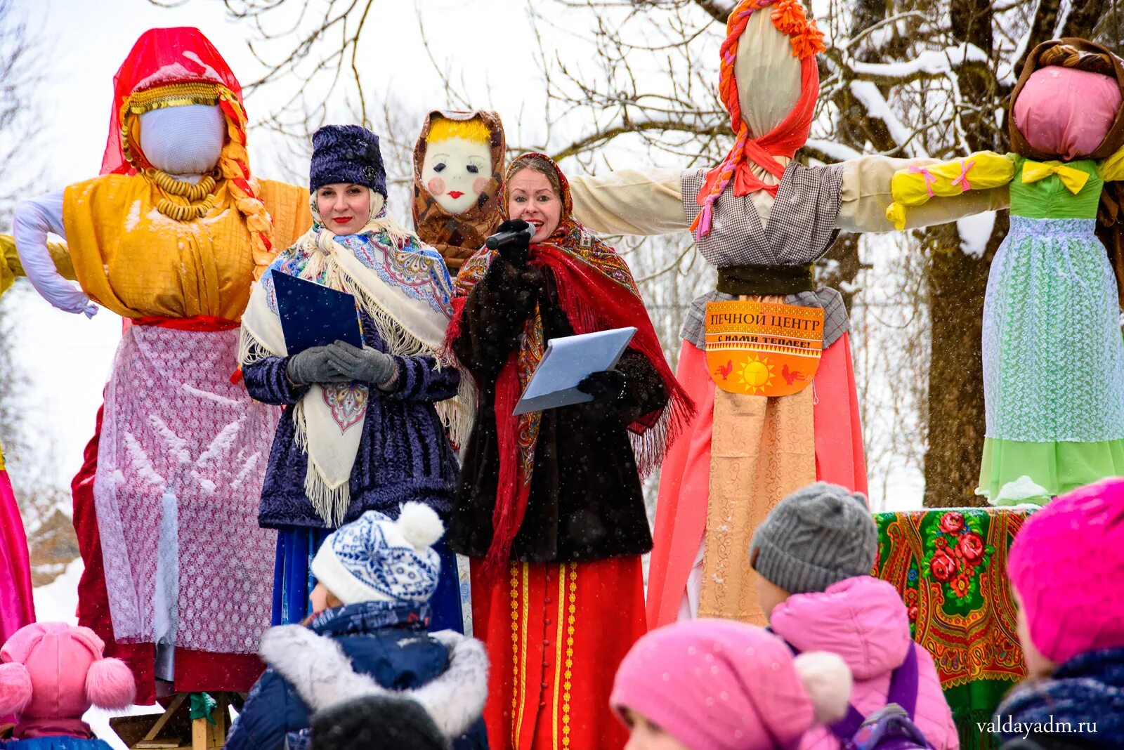 Масленица Великий Новгород. Масленичная атрибутика. Масленица атрибуты праздника. Современная масленичная кукла. Сценарий как масленицу украли