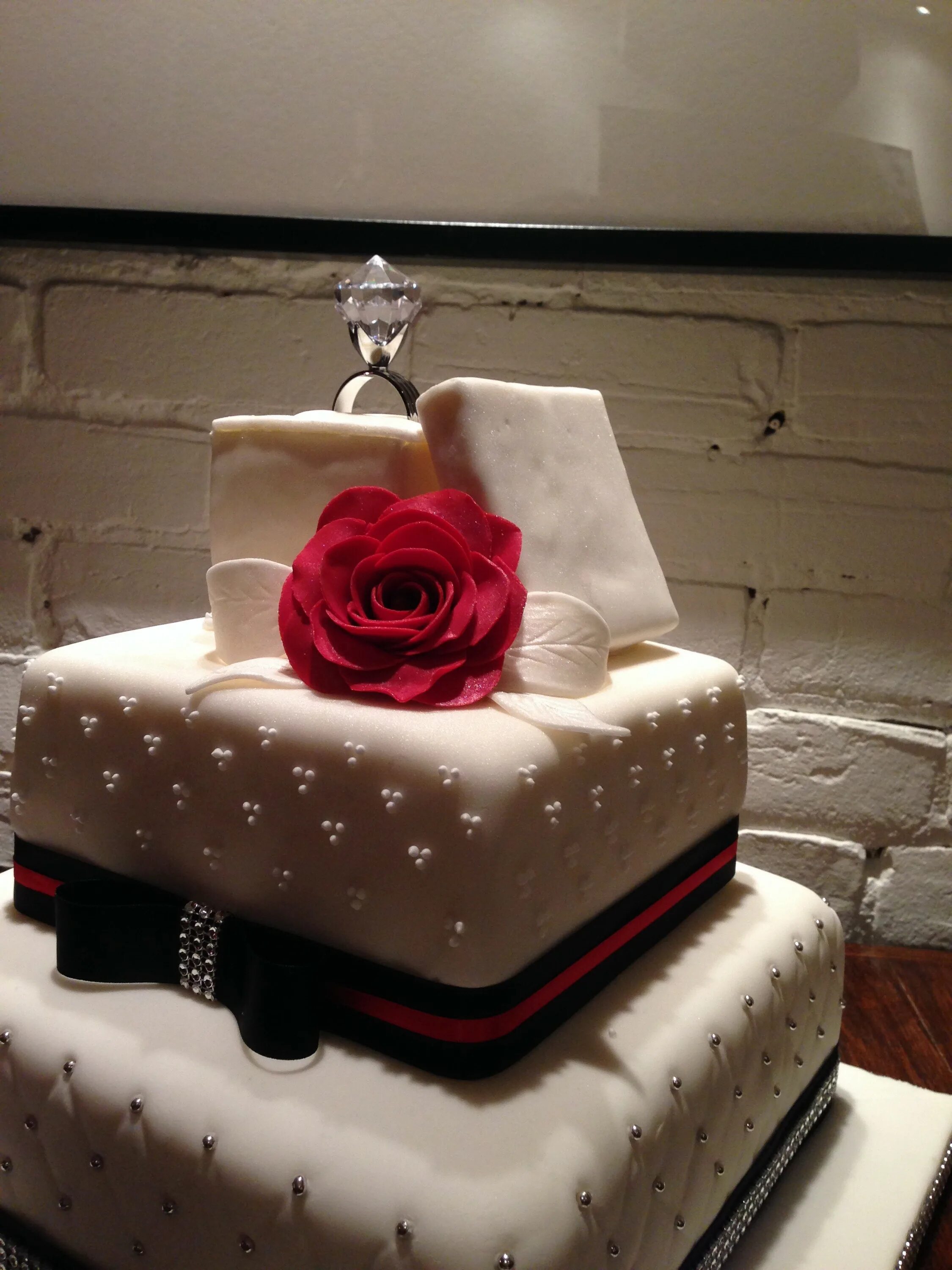 My good cake. Торт для женщины. Торт на помолвку. Гламурные тортики. Красивые торты одноярусные.