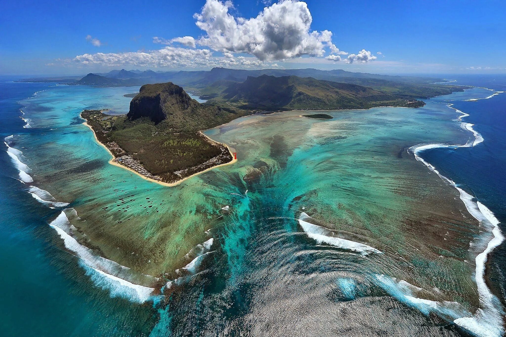 Леморн Брабант, остров Маврикий. Подводный водопад Ле Морн Брабан. Маврикий гора Ле Морн. Подводный водопад острова Маврикий.