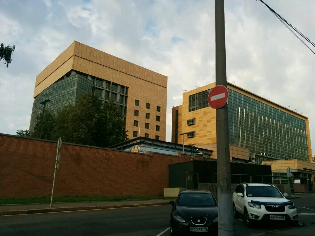 Посольство, консульство посольство соединенных штатов америки. Большой девятинский переулок 8 посольство. Американский визовый центр. Посольство россии в сша внутри. Очередь в американское посольство в москве.