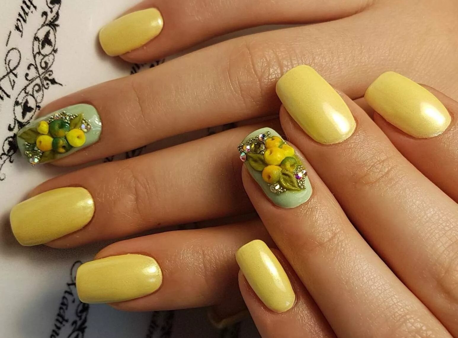 красивые летние ногти. жёлтые ногти маникюр. желтые короткие ногти. желто-зеленый маникюр. лимонный маникюр.