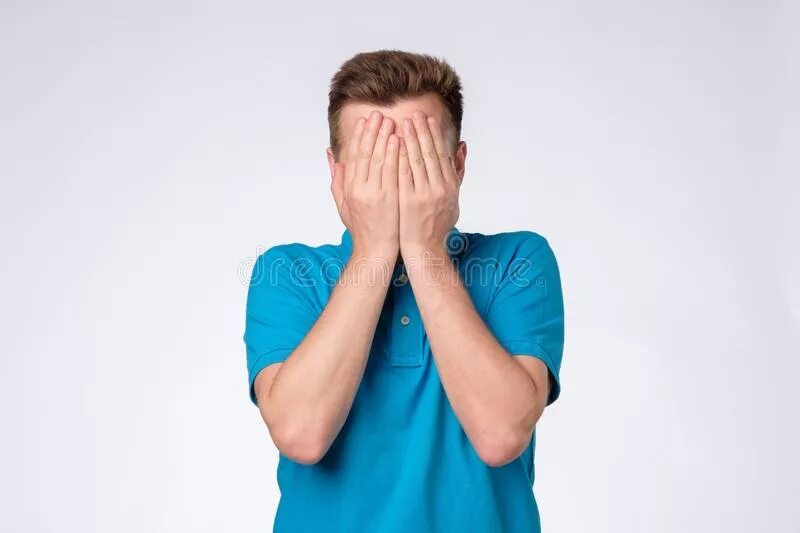 Мужчина закрывает лицо рукой одной. Мужчина держится за голову. Статус про закрытый профиль. Мемы про закрытые профили. Человек закрывает рот.