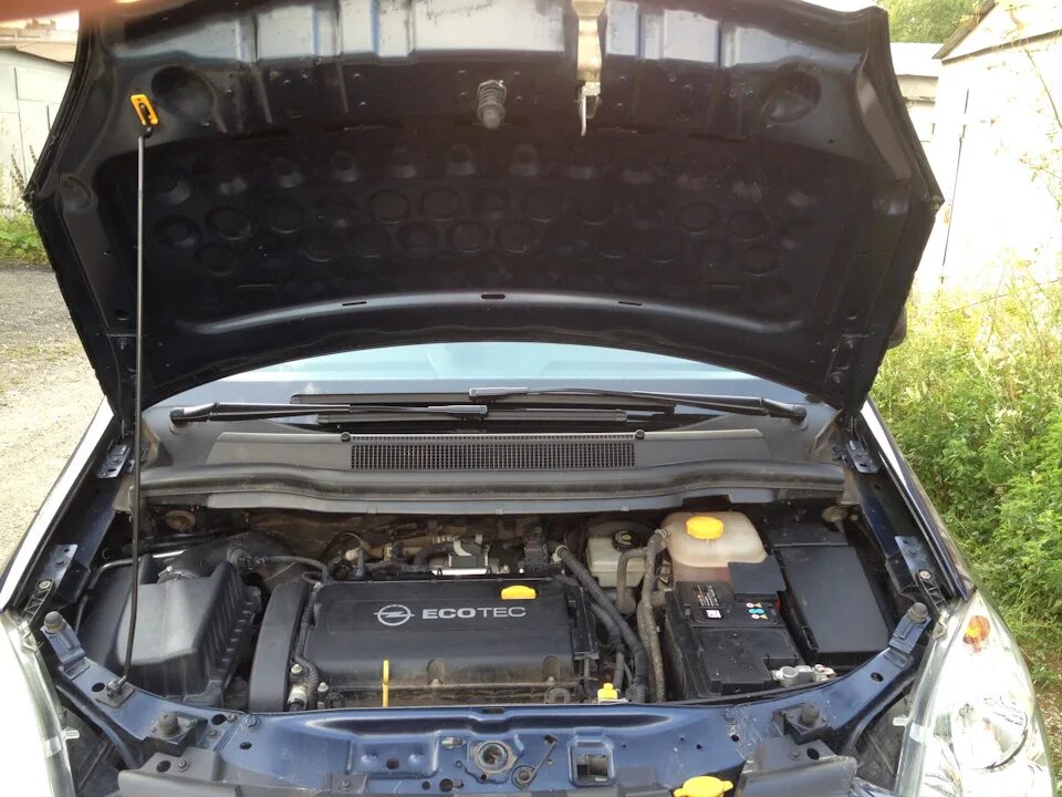 Opel zafira под капотом. Моторный отсек опель зафира б 1. 8 под капотом. 2 battery for it. Опель антара подкапотное пространство.