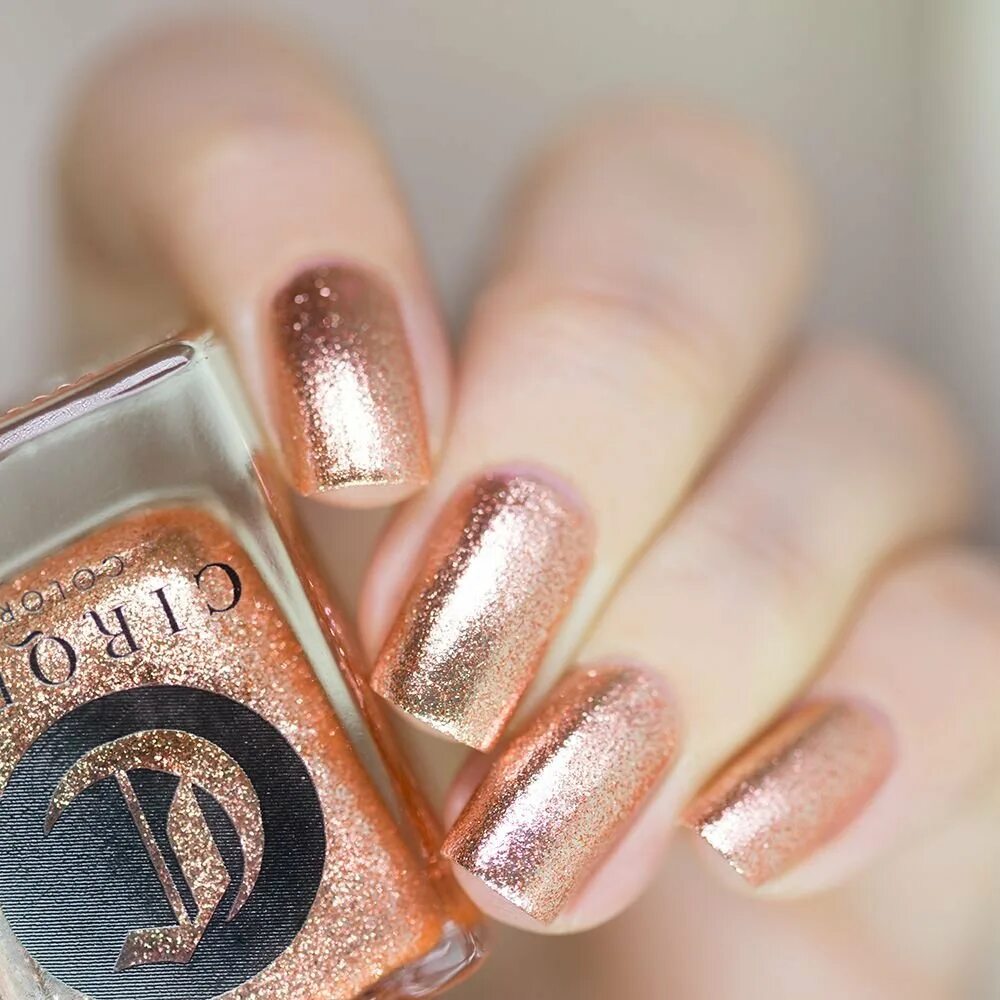 ногти блестящие бронза. маникюр розовый с золотым блеском. маникюр бронзовые блестки. маникюр в бронзовом цвете. хромированные ногти.