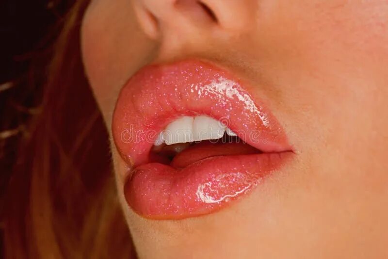 Припухлость на губе у ребенка. Spitting kids фото. Маленький підліток close up. Her little lips. Открытые губы.