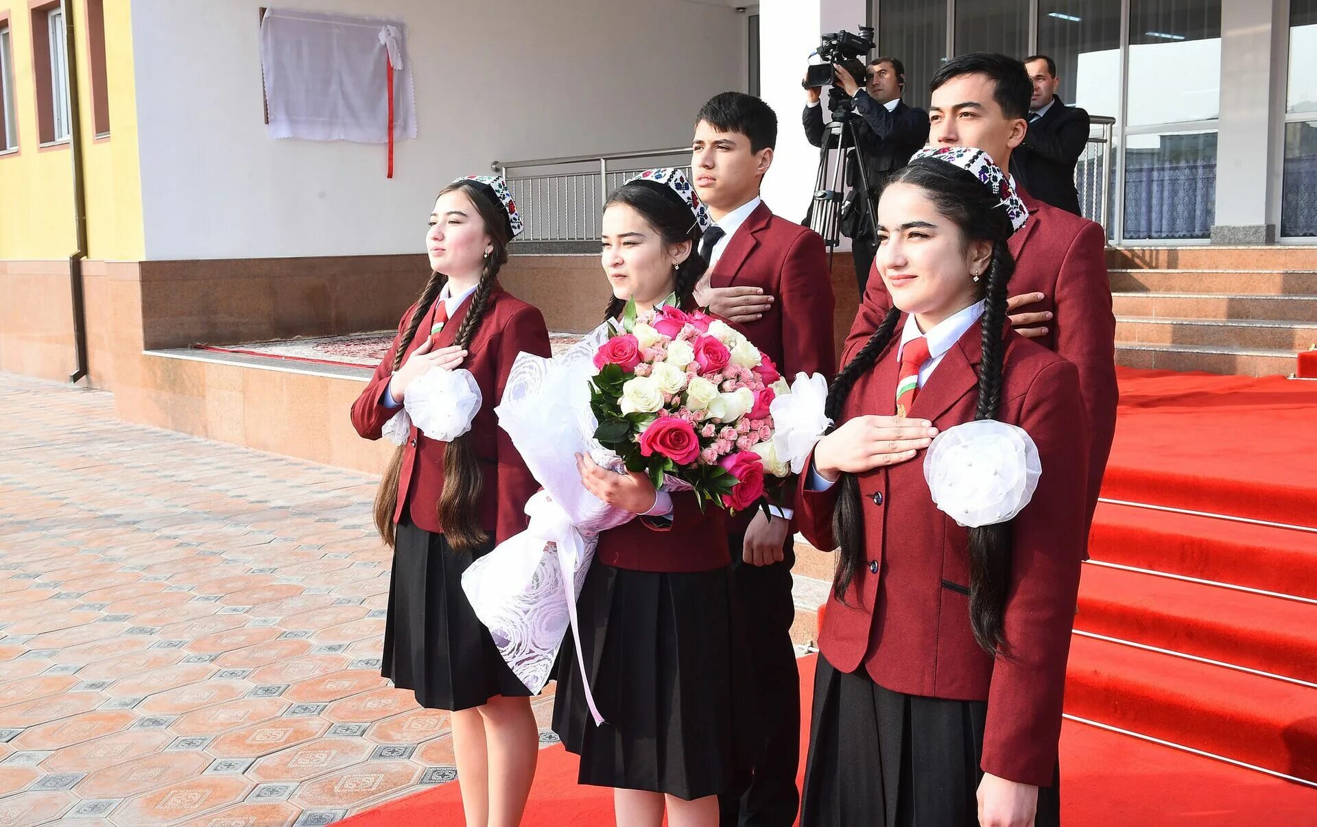 Такжикская школа в Таджикистане. Образование и школы в Таджикистане. Школьная форма Таджикистана. Выпускники школ Таджикистана.