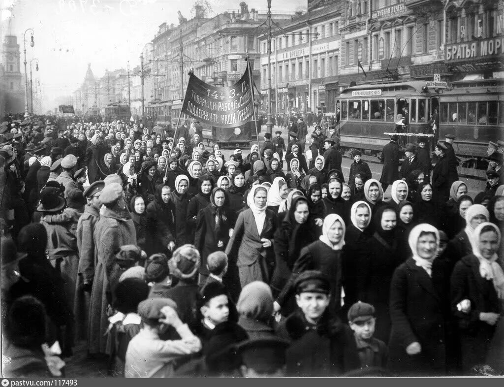 Революция 1917 23. Февральская революция 1917 манифестация женщин. Февральская революция 1917 демонстрация. 1917 Революция Февральская женская. Демонстрация в Петрограде 1917 революция.