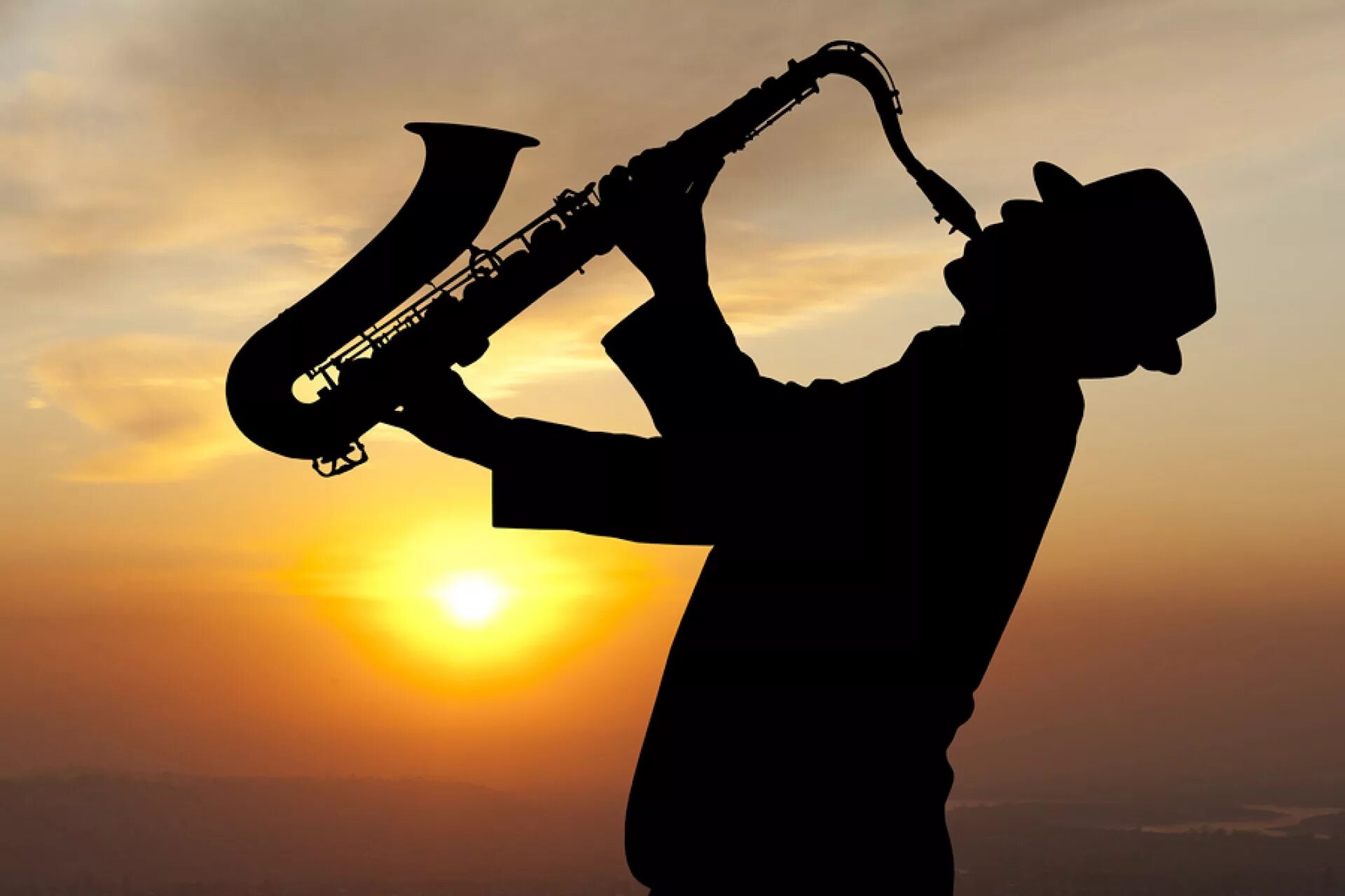 Научиться на саксофоне с нуля. Саксофон и музыкант. Саксофон джаз. Мужчина с саксофоном. Мужчина играющий на саксофоне.