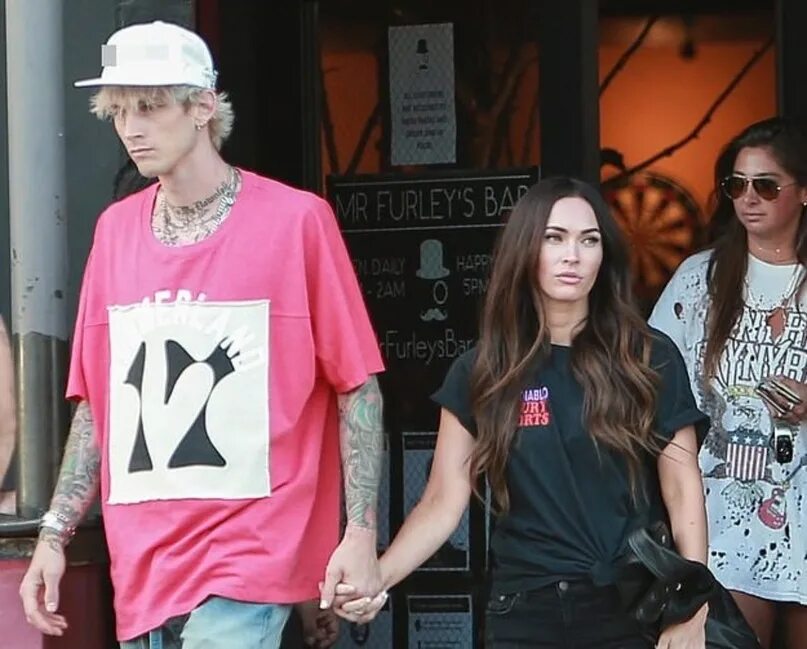 С кем встречается меган. Парень меган фокс. парень меган фокс новый. machine gun kelly и меган фокс. меган фокс и колсон бэйкер.