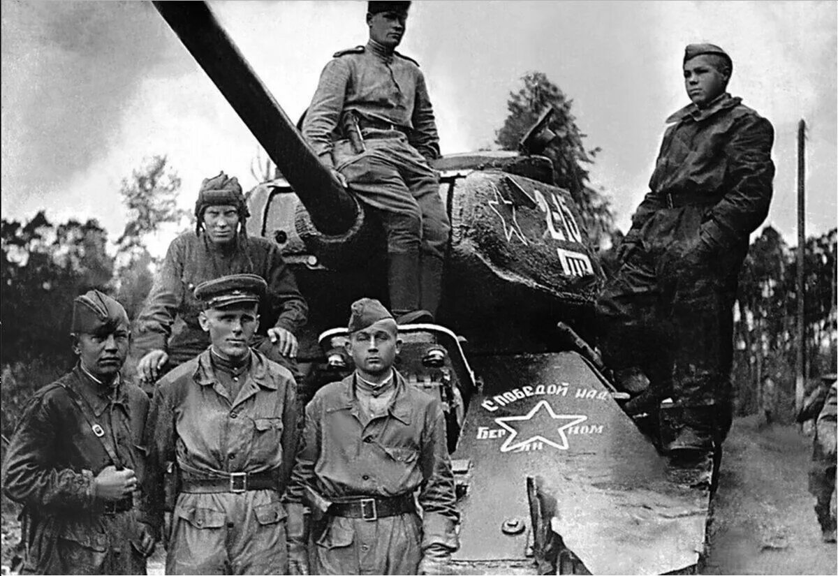 Форма танкистов ркка 41 год. Т 34 76 1942. Экипаж танка т-34. Танкисты 1941 года. Т-34-76 1943 ленинградский фронт.