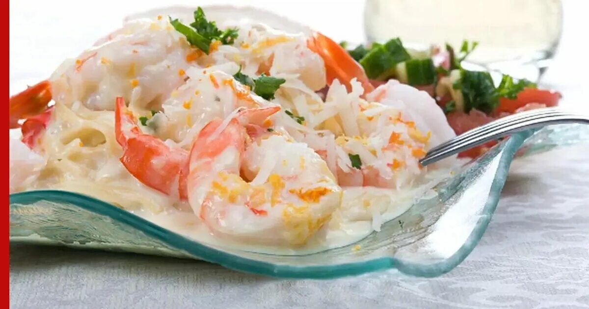 Салат нептун с креветками и кальмарами и красной икрой. Салат нептун с креветками и кальмарами и красной икрой. Салат морской нептун. Салат нептун с креветками и кальмарами и красной икрой. Салат с кальмарами и икрой.