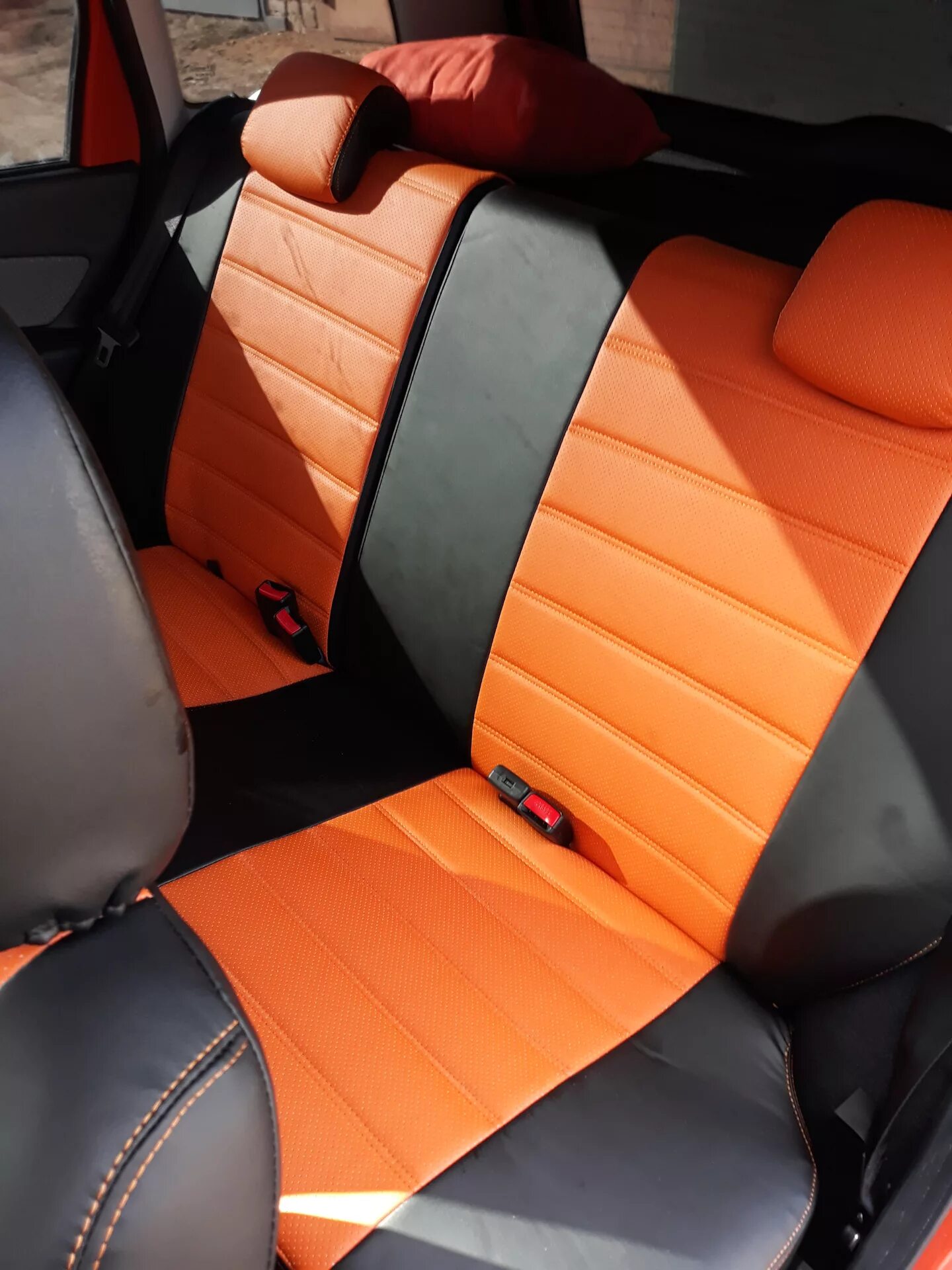 Dinas drive авточехлы. Авточехлы экокожа. Чехлы экокожа минск. Чехлы на сиденье фольксваген шаран. Экокожа меган 2.