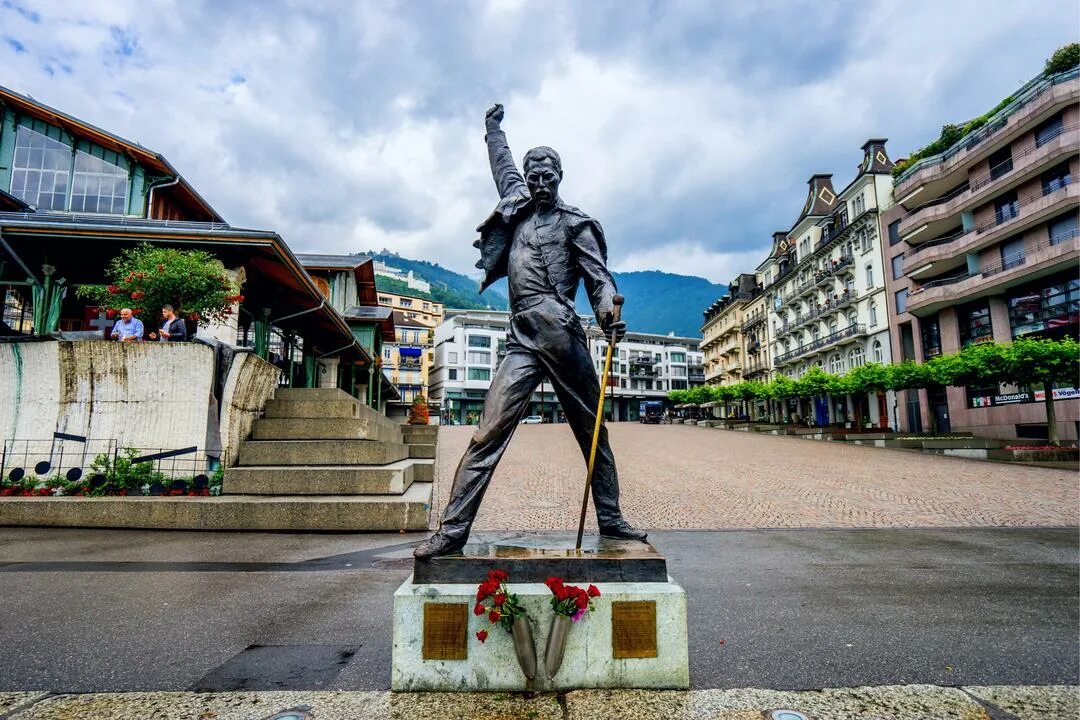 Монтрё памятник фредди. Памятник фредди меркури в швейцарии. Памятник фредди меркьюри. Памятник фредди меркьюри в швейцарии. Монтрё швейцария памятник фредди.
