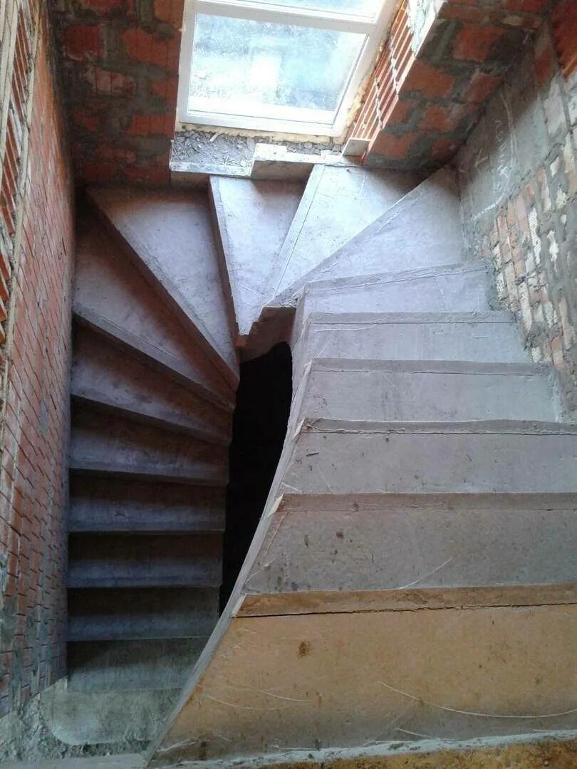 Забежные лестницы второй этаж. Забежная лестница монолит. Бетонная лестница с забежными ступенями. Лестница с забежными ступенями монолит. Лестница с забежными ступенями из бетона.