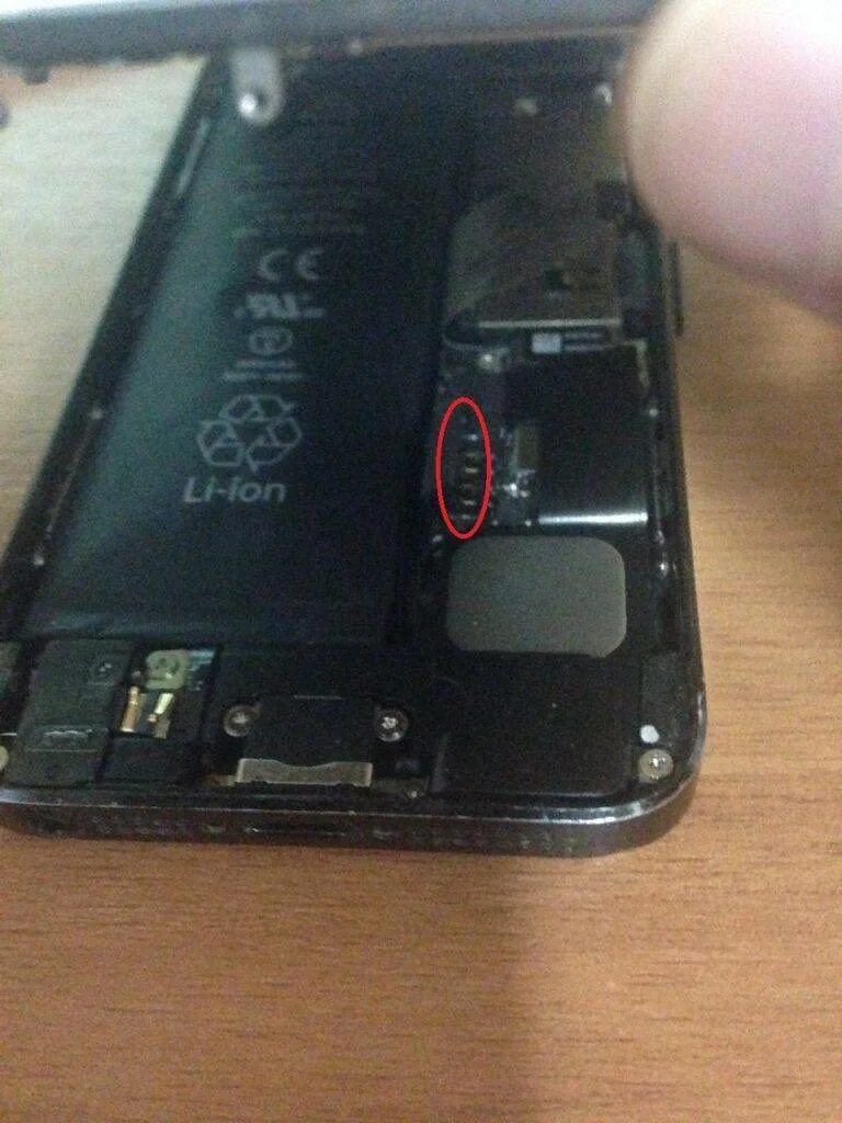 На телефоне не идет зарядка что делать. Iphone 5 заряжается экран. Замыкание контактов кнопки включения смартфона. Зарядка телефона экран. Зарядка напрямую аккумулятора iphone 6.