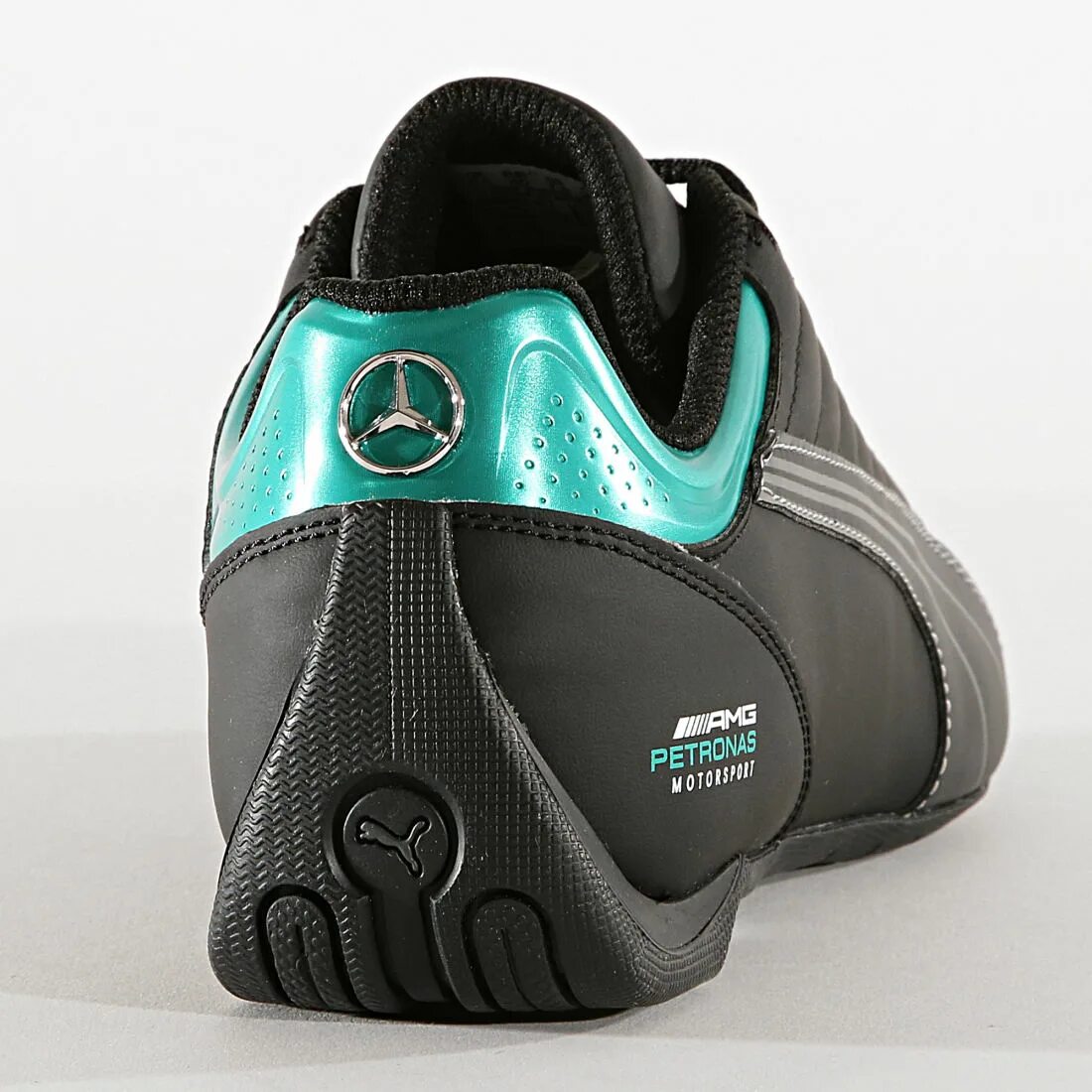 Мужские пума мерседес. Puma AMG Petronas. Puma Mercedes AMG Petronas. Кроссовки Петронас AMG Пума. Кроссовки Puma Mercedes AMG.