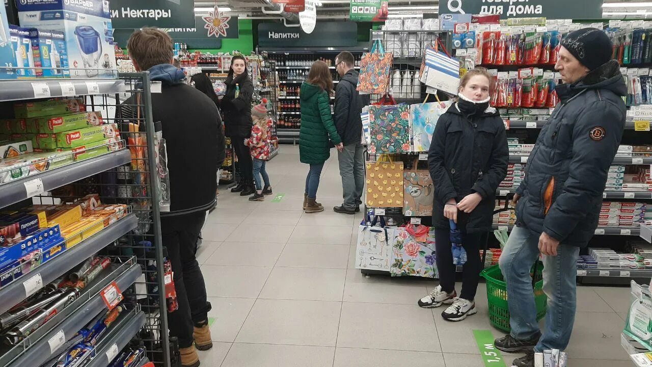 Ходить в магазин. Дикси продавец. Магазин без масок. Фото людей без маски в магазине. Магазин без масок.