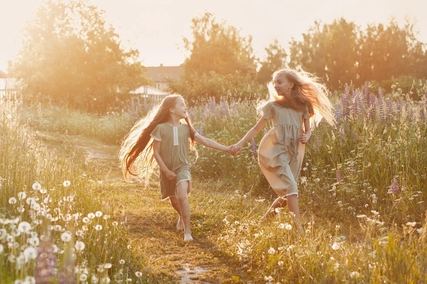 Счастливое детство в деревне. Лето детство. Дети бегут по полю. Дети бегут в деревне.