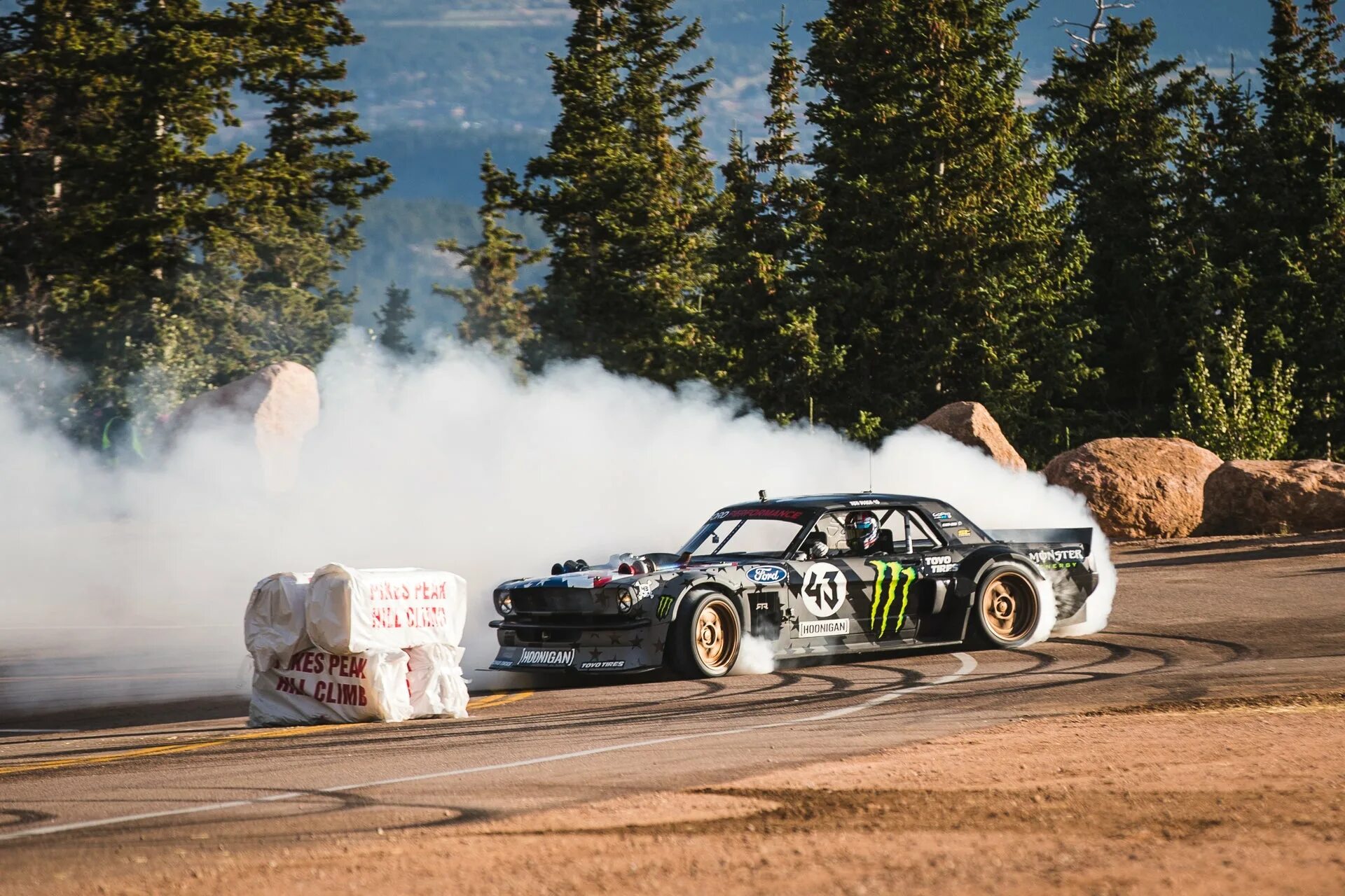 Ken block. Кен блок. гонщик кен блок. тим блок гонщик. ken block’s climbkhana.