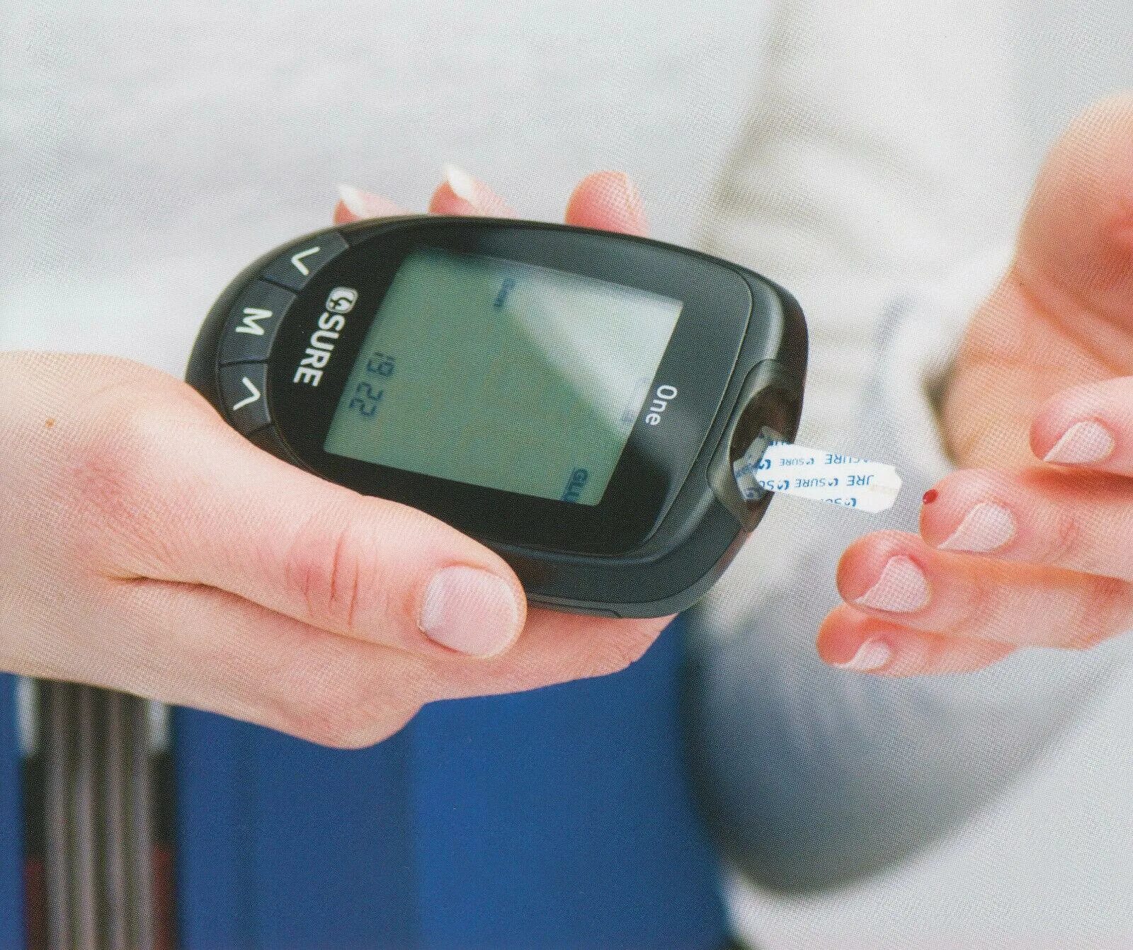 Глюкометр измерение глюкозы в крови. Измерение сахара в крови глюкометром. Глюкометр bayer. Сахар крови глюкометр. Аппарат для измерения сахара диабетиков измеритель.