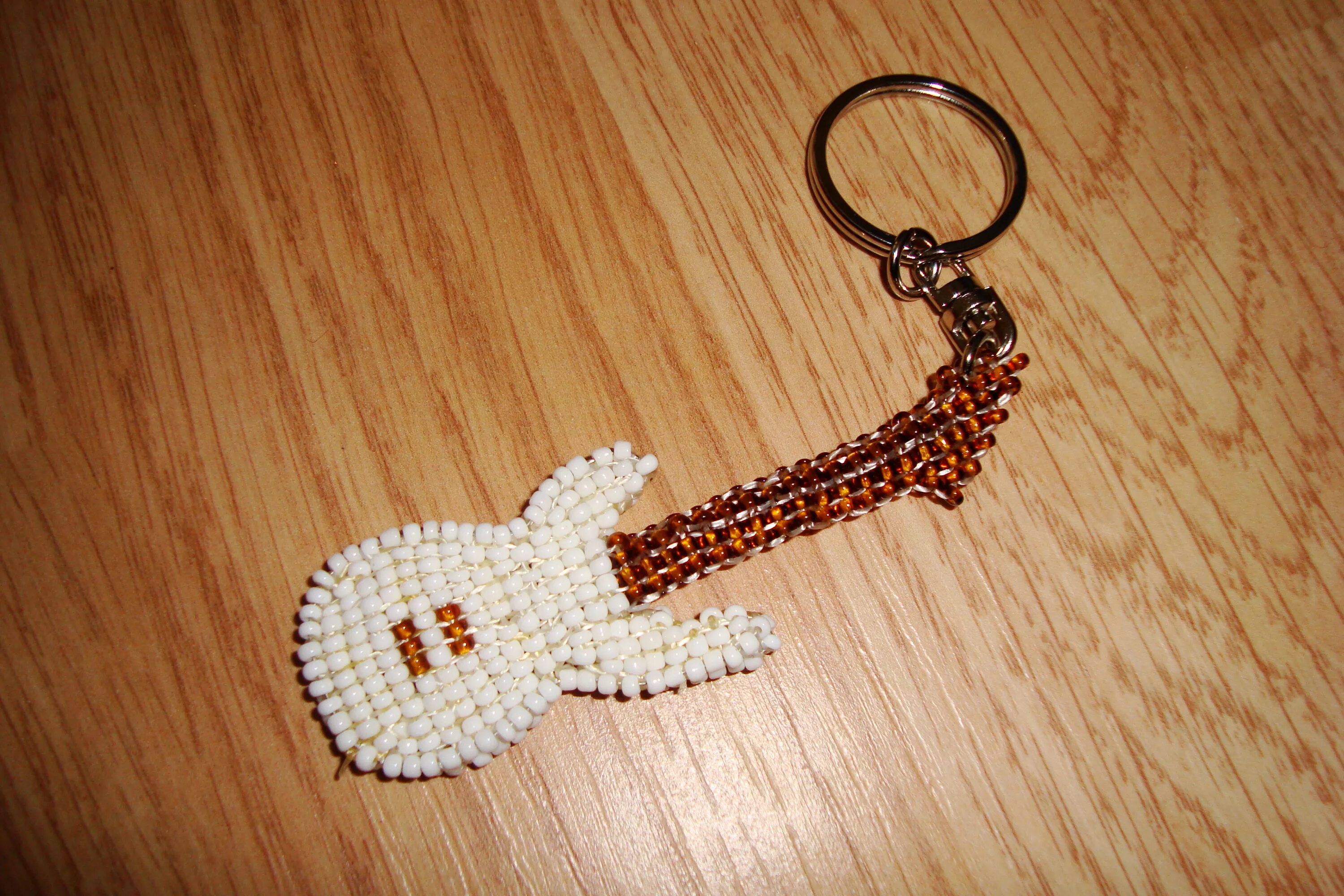 брелок из бисера. обьемныебрелки из бисера. брелок из бисера объемный. плетение бисером брелок. объемные брелки из бисера.
