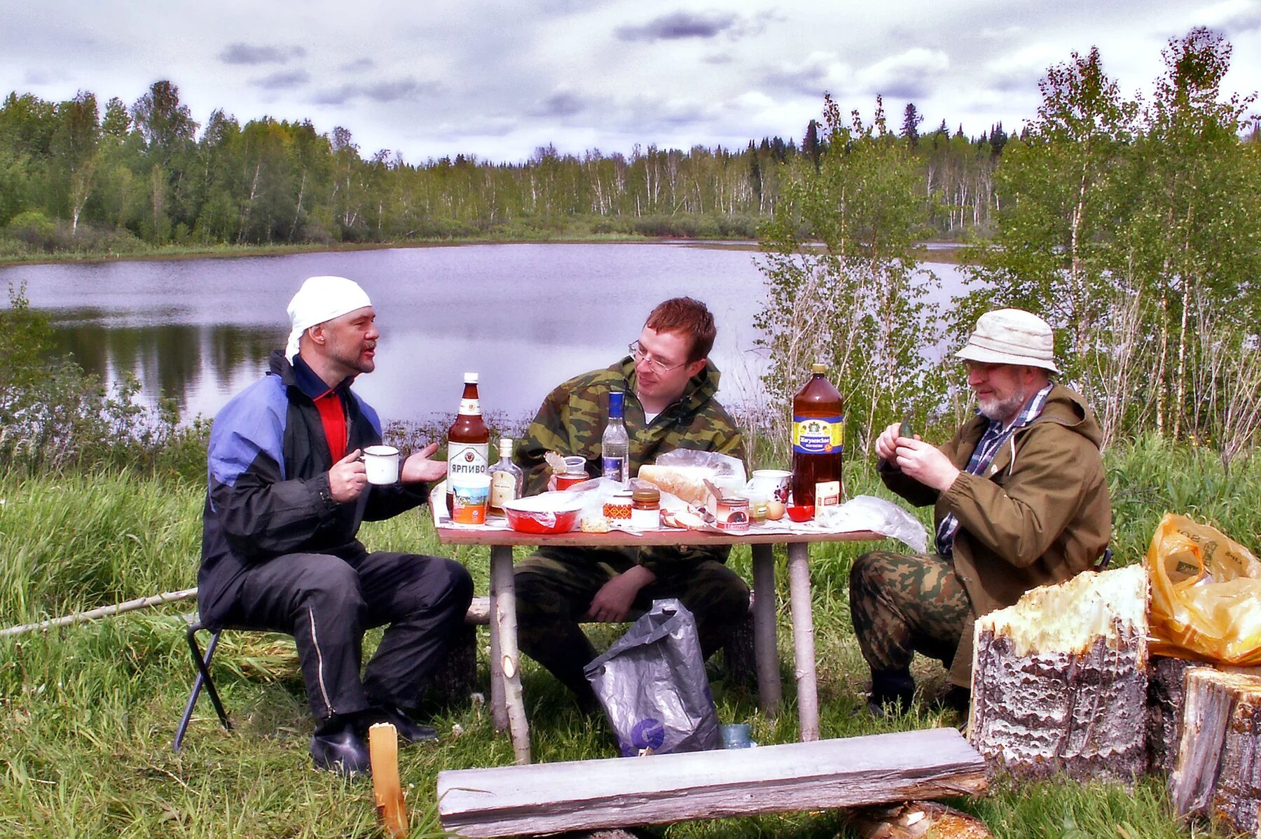 Рыбаки ужинали курили
